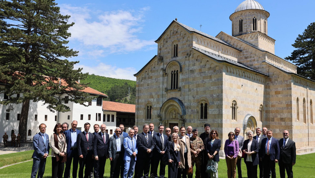 Visoke Dečane posetilo 25 stranih diplomata, ambasadori Kvinte ponovili  zahtev da se manastiru vrati 24 hektara zemlje