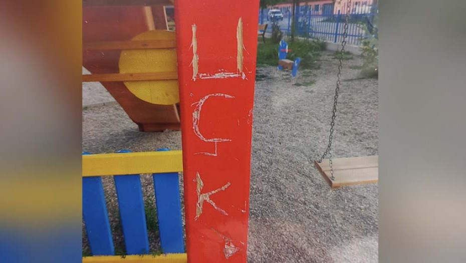 Natpisi UČK osvanuli na dečjem igralištu u selu Ugljare kod Kosova Polja