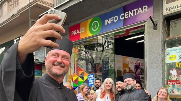 Selfi sa sveštenicima ispred Prajd info centra: "Odnos između LGBT aktivista i SPC ne mora da bude neprijateljski"