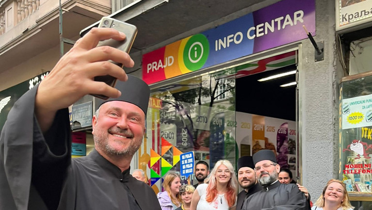 Selfi sa sveštenicima ispred Prajd info centra: "Odnos između LGBT aktivista i SPC ne mora da bude neprijateljski"