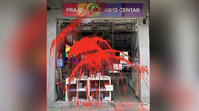 Napadnut Prajd info centar, na izlog bačena crvena farba