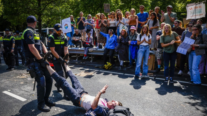 Klimatski aktivisti blokirali autoput u Hagu: Policija upotrebila vodeni top da ih rastera, stotine uhapšeno