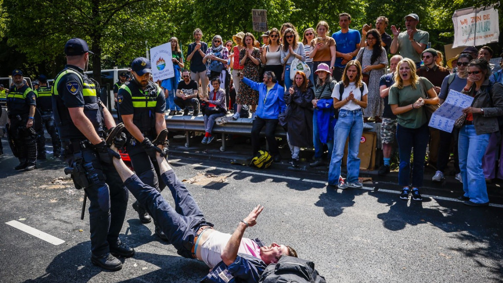 Klimatski aktivisti blokirali autoput u Hagu: Policija upotrebila vodeni top da ih rastera, stotine uhapšeno