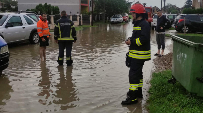 Sektor za vanredne situacije: Nevreme zahvatilo veliki deo Srbije, angažovani spasioci sa opremom