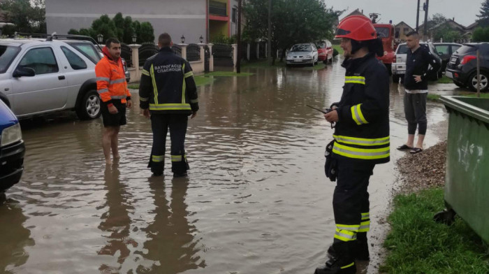 Sektor za vanredne situacije: Nevreme zahvatilo veliki deo Srbije, angažovani spasioci sa opremom