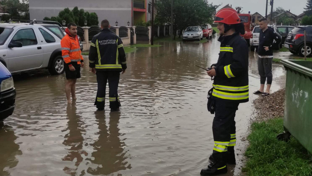 Sektor za vanredne situacije: Nevreme zahvatilo veliki deo Srbije, angažovani spasioci sa opremom