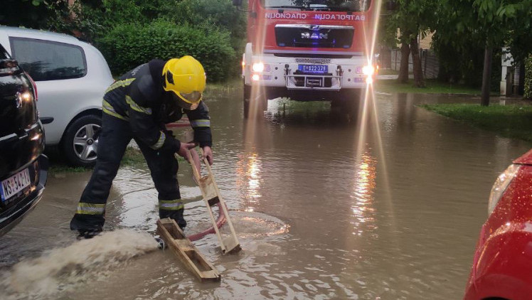 Zbog poplava vanredne situacije u još četiri opštine: Vatrogasci-spasioci na terenu širom Srbije