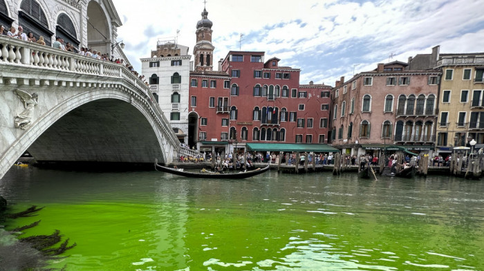Voda u glavnom kanalu u Veneciji postala fluorescentno zelena