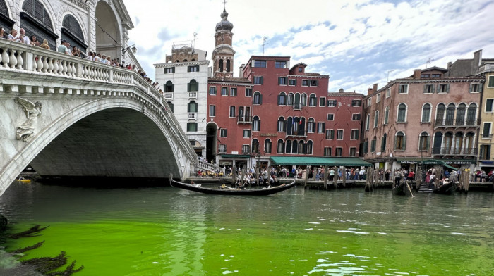 Voda u glavnom kanalu u Veneciji postala fluorescentno zelena