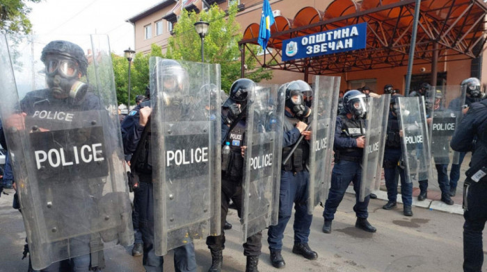 (UŽIVO) Napeto na severu Kosova: Građani okupljeni ispred opštine Zvečan, bačen suzavac, tu su i pripadnici KFOR-a