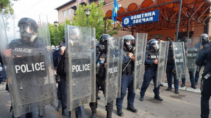 Napeto na severu Kosova: Građani okupljeni ispred opštine Zvečan, bačen suzavac, tu su i pripadnici KFOR-a