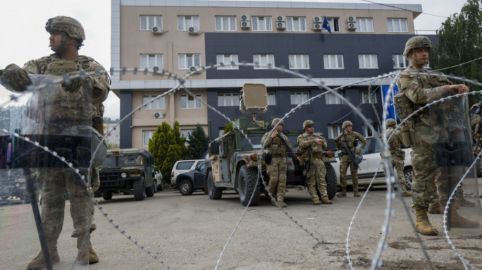 KFOR uklonio žicu oko sedišta opštine Leposavić, noć protekla mirno