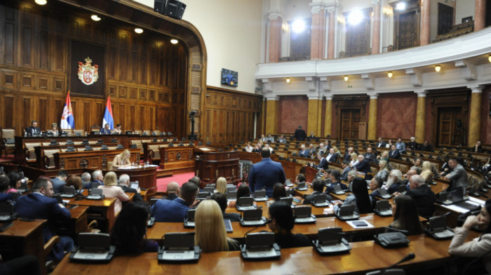 Nastavljeno zasedanje Skupštine Srbije, poslanici polemisali o protestima i o televizijama