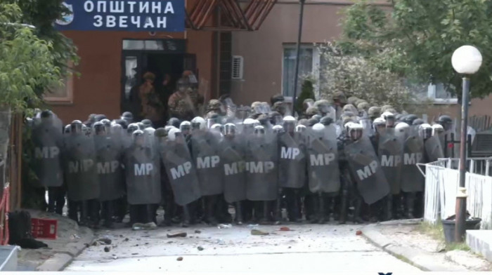 (VIDEO) Dramatični snimci iz Zvečana: KFOR nasilno rasterao Srbe koji su mirno sedeli na ulici ispred zgrade opštine
