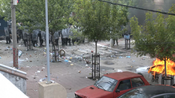 (UŽIVO) DRAMATIČNO U ZVEČANU KFOR nasilno rasterao građane ispred opštine, ranjena dvojica Srba