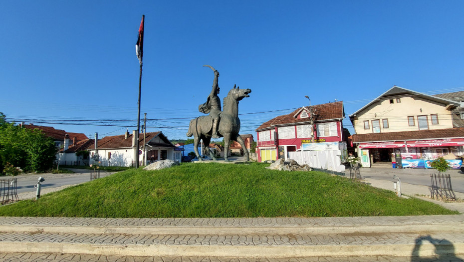 Zapaljena zastava Srbije na kružnom toku u Gračanici