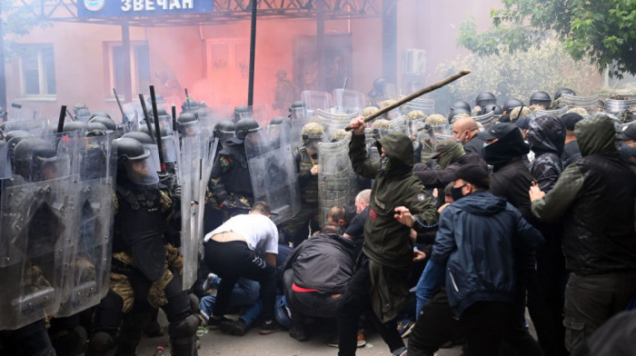 Dvojici Srba uhapšenih na protestu u Zvečanu sud u Prištini odredio pritvor od 30 dana, advokati najavljuju žalbe