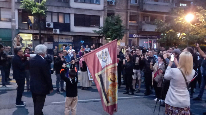 Grupa demonstranata blokirala saobraćaj ispred Ambasade Nemačke u Beogradu