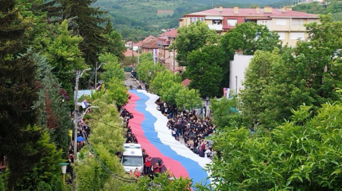 NAPETO NA SEVERU KOSOVA Pritvor za dvojicu privedenih Srba, manja grupa ostaje okupljena tokom noći u Zvečanu