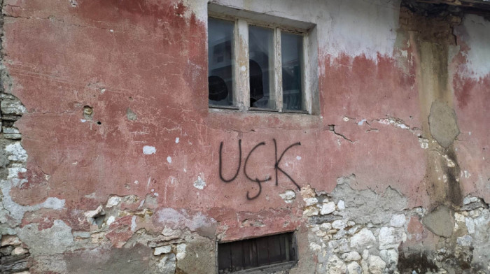 Ispisani novi grafiti na kućama i automobilima srpskih žitelja u Orahovcu