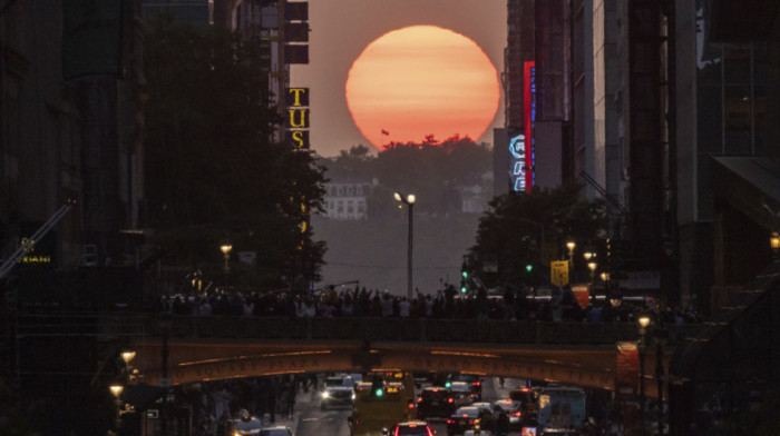 Ostrvo "zalazećeg sunca": Njujorčani se okupili na Menhetnu da vide jedan od dva godišnja sunčeva fenomena