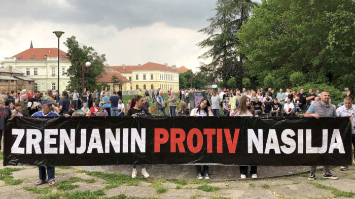 Zrenjaninci na protestu protiv nasilja podržali suspendovanu profesorku Gimnazije: Politika ili praktična sociologija