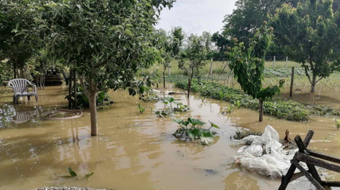 Vanredno u više mesta na zapadu Srbije: Meštani se bore sa posledicama poplava dok se najavljuju nove padavine