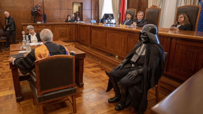Dart Vejder na šaljivom suđenju u Čileu proglašen krivim za zločine počinjene u filmu "Imperija uzvraća udarac"