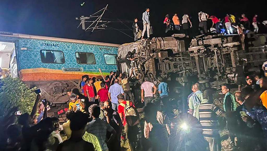 Teška železnička nesreća u Indiji: Najmanje 50 poginulih u sudaru vozova