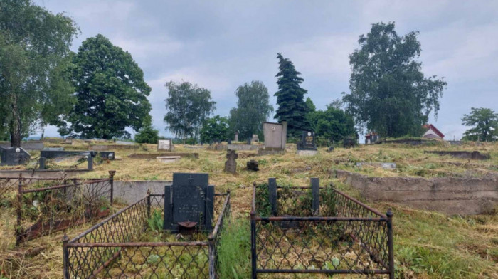 "Nemojte ništa da me pitate": Mali broj Srba izašao na Zadušnice na groblja u južnom delu Kosovske Mitrovice