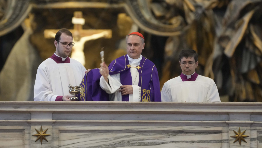 Održan ritual čišćenja papinog oltara u bazilici Svetog Petra nakon što ga je oskrnavio nag muškarac