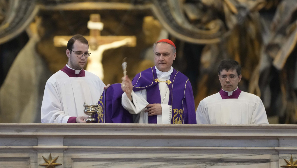 Održan ritual čišćenja papinog oltara u bazilici Svetog Petra nakon što ga je oskrnavio nag muškarac