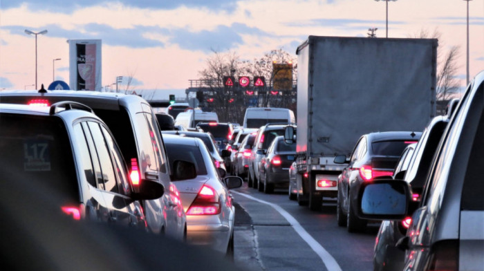 Većina automobila u EU emituje istu količinu ugljen-dioksida kao pre 12 godina