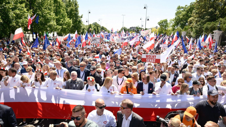 Više stotina hiljada ljudi slilo se u Varšavu na antivladin protest: Poljaci ne žele "mađarski i turski politički model"