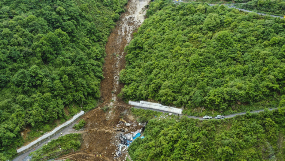Obrušio se deo planine u Sečuanu, poginulo 19 ljudi