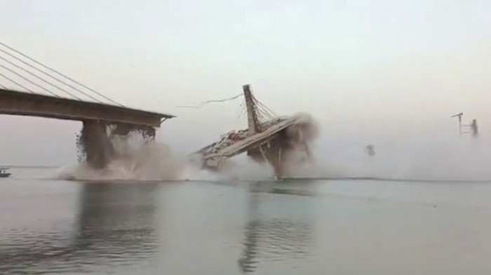 (VIDEO) Viseći most na Gangu na istoku Indije srušio se drugi put u 14 meseci