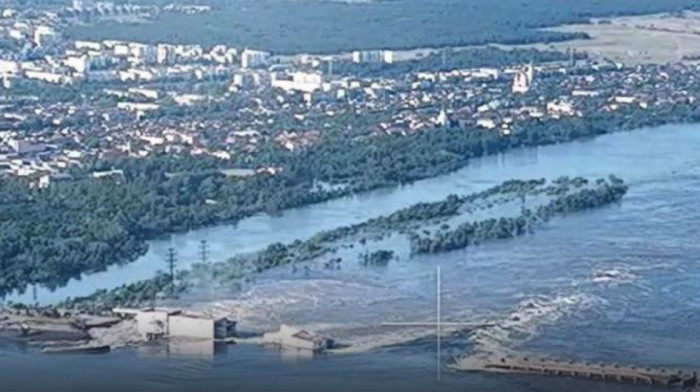 DRAMATIČNI PRIZORI U UKRAJINI Uništena brana kod Hersona, voda prodire u naselja, pljušte međusobne optužbe