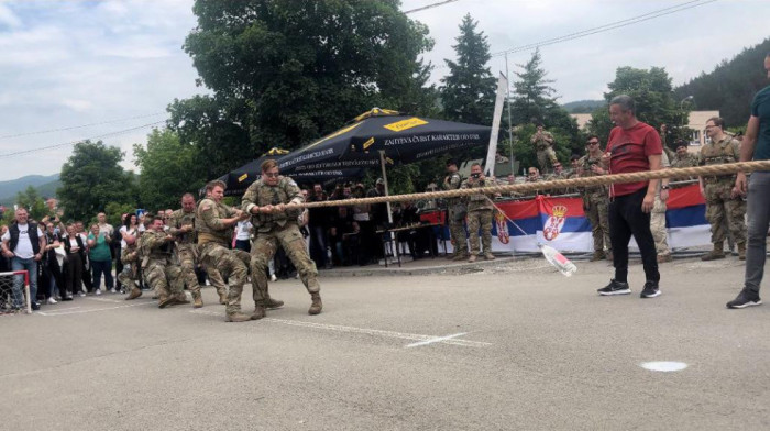 Srbi se takmičili sa pripadnicima KFOR-a u nadvlačenju konopca, Ambasada SAD: Borba u kojoj svi pobeđuju