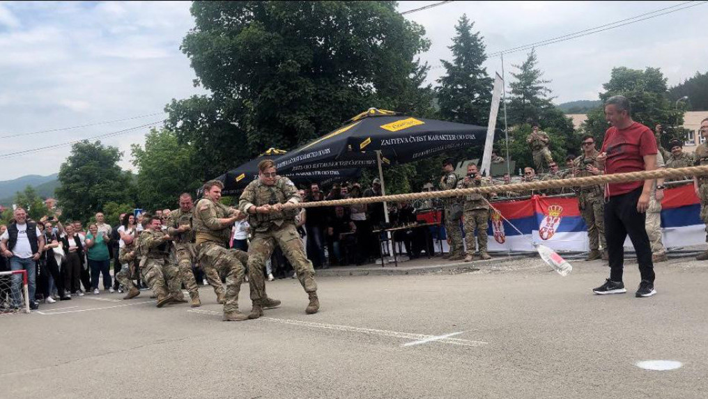 Srbi se takmičili sa pripadnicima KFOR-a u nadvlačenju konopca, Ambasada SAD: Borba u kojoj svi pobeđuju