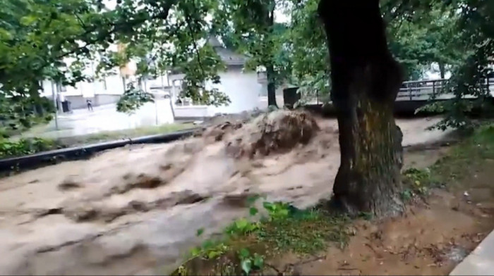 Jako nevreme u Vrnjačkoj Banji, bujice na ulicama, poplavljeni objekti