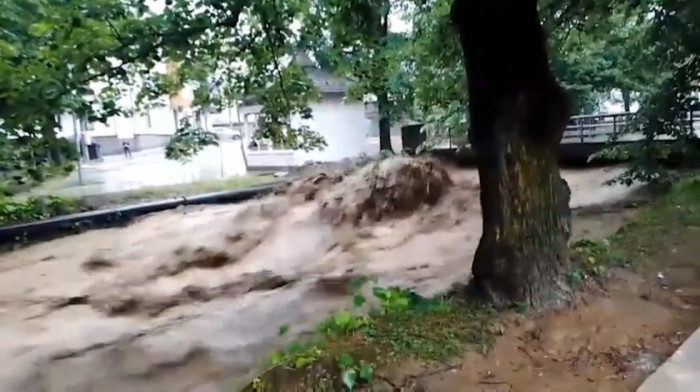 Jako nevreme u Vrnjačkoj Banji, bujice na ulicama, poplavljeni objekti