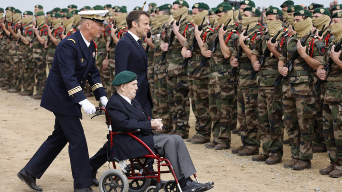 Stogodišnji Francuz koji se iskrcao na Normandiju na ceremoniji s Makronom: Britanski oficir nas je zvao "vaša visosti"