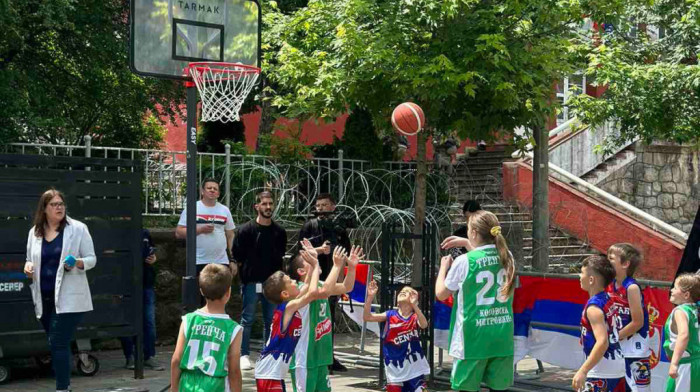 Deca sa severa KiM igrala basket ispred kordona KFOR-a