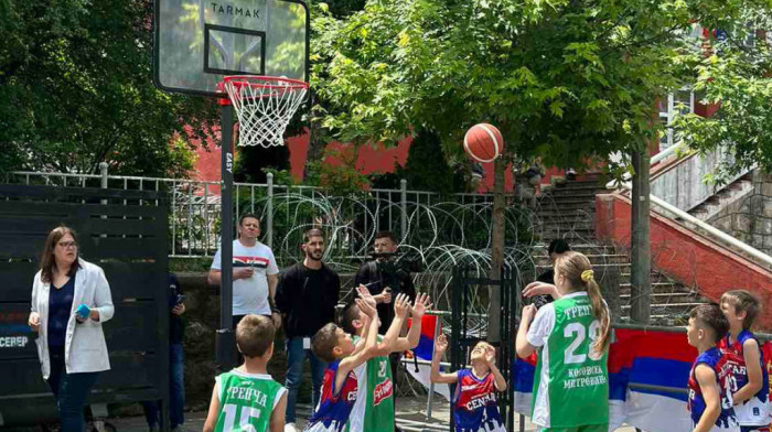 Deca sa severa KiM igrala basket ispred kordona KFOR-a