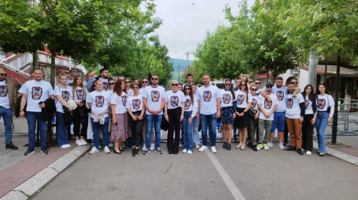 Studenti Prištinskog univerziteta izveli performans ispred opštine Zvečan