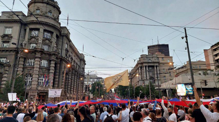 Stezanje političkog čvora: Opozicija menja taktiku dok se vlast nada osipanju protesta, izbori još pitanje bez odgovora