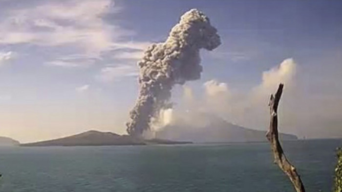 Erupcija vulkana na ostrvu Anak Krakatau u Indoneziji