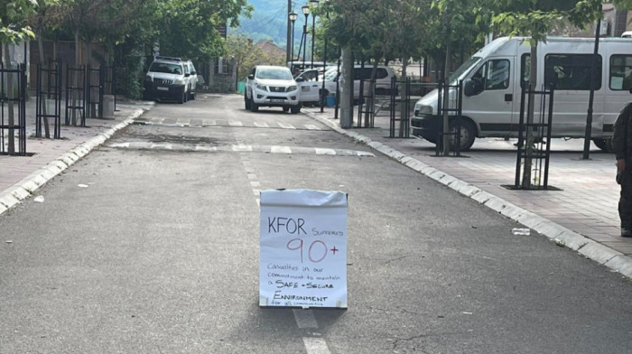 Postavljen transparent ispred metalne ograde u Zvečanu: "KFOR pretrpeo više od 90 žrtava"