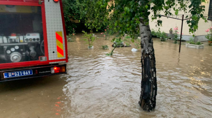 Vanredna situacija u više gradova i opština zbog obilnih padavina, obustavljen saobraćaj na pruzi Beograd-Niš