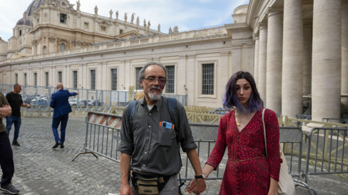 Vatikan naložio klimatskim aktivistima da plate 30.000 evra za štetu i suđenje zbog lepljenja za statuu